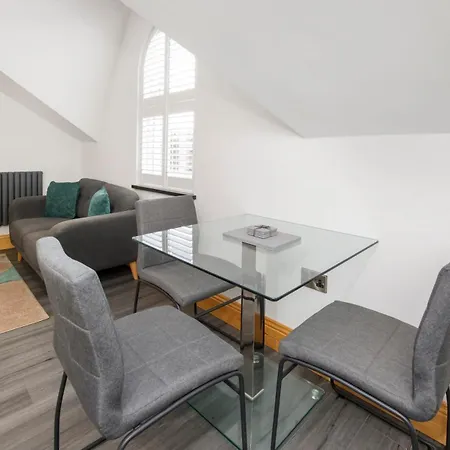 The Hideaway At The Lawrence Apartman