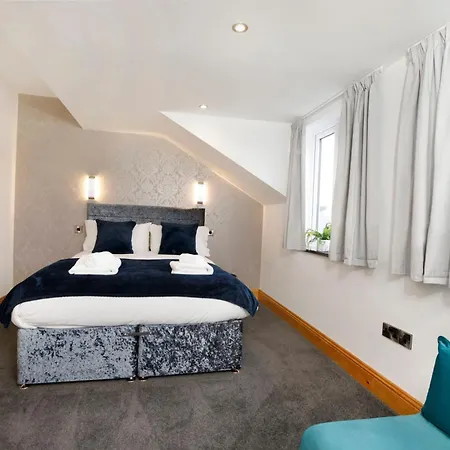 The Hideaway At The Lawrence *